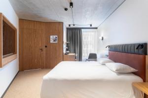 Postel nebo postele na pokoji v ubytování Qubus Hotel Katowice