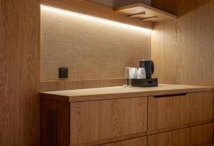 Příslušenství pro přípravu čaje a kávy v ubytování Qubus Hotel Katowice