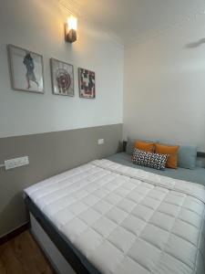 a bedroom with a large white bed in a room at 275 Home Tales by Tipiverse, Koramangala in Bengaluru