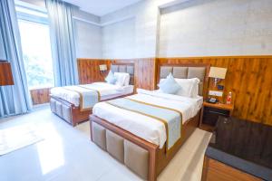 Postel nebo postele na pokoji v ubytování Clay Inn Hotel, Sohna Road, Sector 49, Gurugram
