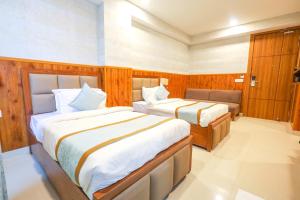 Postel nebo postele na pokoji v ubytování Clay Inn Hotel, Sohna Road, Sector 49, Gurugram