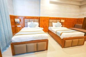 Postel nebo postele na pokoji v ubytování Clay Inn Hotel, Sohna Road, Sector 49, Gurugram