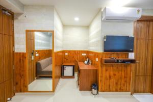 TV a/nebo společenská místnost v ubytování Clay Inn Hotel, Sohna Road, Sector 49, Gurugram