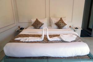 Łóżko lub łóżka w pokoju w obiekcie BLIZZ HOTELS RESORTS