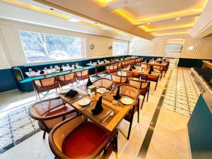 Posezení v ubytování Clay Inn Hotel, Sohna Road, Sector 49, Gurugram