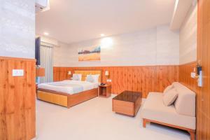 Postel nebo postele na pokoji v ubytování Clay Inn Hotel, Sohna Road, Sector 49, Gurugram