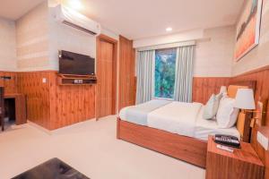TV a/nebo společenská místnost v ubytování Clay Inn Hotel, Sohna Road, Sector 49, Gurugram