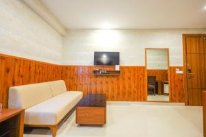 TV a/nebo společenská místnost v ubytování Clay Inn Hotel, Sohna Road, Sector 49, Gurugram