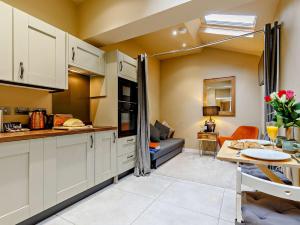 A kitchen or kitchenette at 1 Bed in Matlock 85176