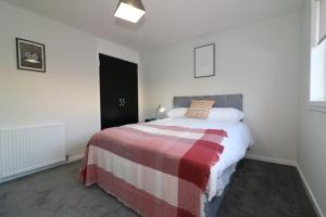 A bed or beds in a room at Signature - Salisbury House