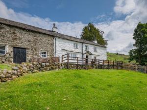an old stone house with a fence and a yard at 3 Bed in Duddon Valley SZ107 in Eskdale