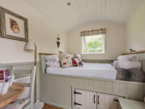 ein Schlafzimmer mit einem großen Bett in einem Zimmer in der Unterkunft 1 bed in Patterdale 85532 in Deepdale