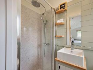 ein Bad mit einem Waschbecken und einer Dusche in der Unterkunft 1 bed in Patterdale 85532 in Deepdale