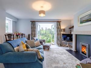 sala de estar con sofá azul y chimenea en 3 Bed in Roseland 85494, en Ruan Lanihorne