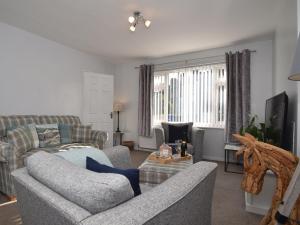 uma sala de estar com um sofá e uma mesa em 2 Bed in Seahouses 86092 em North Sunderland