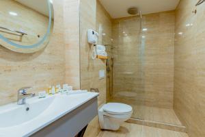 Nobel Gallery Hotel的一间浴室