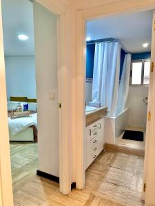 a bathroom with a sink and a mirror at Moderna habitación en el corazón de Alicante in Alicante