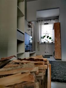 ein Wohnzimmer mit einem TV und einem Stapel Holz in der Unterkunft Urocze studio w sercu Cieplic in Cieplice Śląskie Zdrój