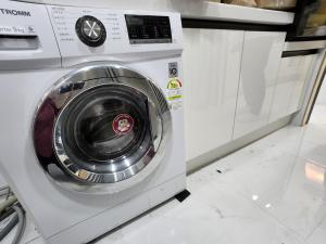 - un lave-linge dans une pièce avec un comptoir dans l'établissement HANI Haus, à Jeju