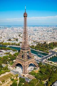 widok z powietrza na wieżę Eiffel w obiekcie Au Charme De Bussy - Golf 5 mins, Disneyland 10 mins, Paris 15 miles w mieście Bussy-Saint-Georges