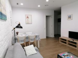 a living room with a table and a couch at Apartamento PB 30min Sagrada Familia, 10 min playa in Badalona