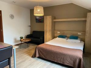 a small bedroom with a bed and a couch at Appartementen De Zegelskoël in Heijenrath