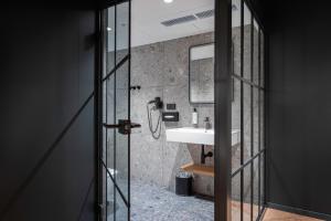 W łazience znajduje się umywalka i lustro. w obiekcie Qubus Hotel Katowice w mieście Katowice