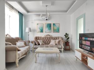sala de estar con sofá y mesa de centro en Central flat close to the sea fast Wi-Fi, en Antalya