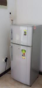 frigorifero con congelatore bianco, posto in una stanza di Sethun House a Mirissa