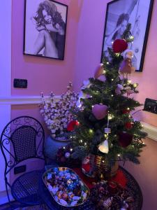 ローマにあるGuest House Biondiのテーブル付きの部屋のクリスマスツリー
