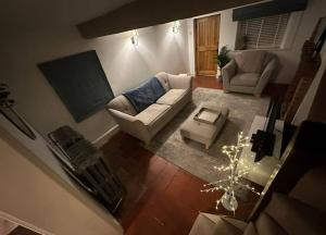 sala de estar con sofá y TV en 1 Appletree Cottages, Hot Tub 