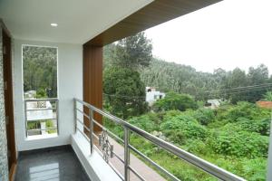 balcone con vista su una foresta di Hotel Misty Haven Retreat a Yercaud