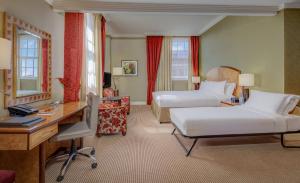 ロンドンにあるヒルトン ロンドン パディントンのベッド2台と机があるホテルの部屋 +185枚の写真