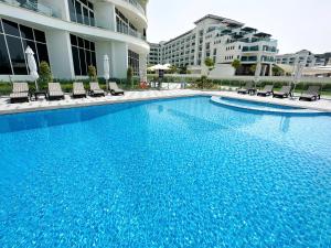 Bazén v ubytování Modern beachfront 1BR apartment - Royal Bay AZIZI nebo v jeho okolí