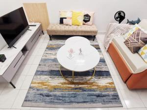 uma sala de estar com uma mesa e um sofá em 6-11pax Brand New! 5 Mins Sunway Pyramid l Netflix em Petaling Jaya