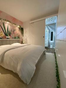 Postel nebo postele na pokoji v ubytování L'appart'hôtel - Appartements à Thèmes dont Suite Deluxe avec Spa privatif