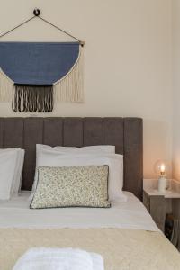 um quarto com uma cama grande e uma cabeceira preta em Fantastic sea view one-bedroom apartment - Lagonissi em Lagonissi