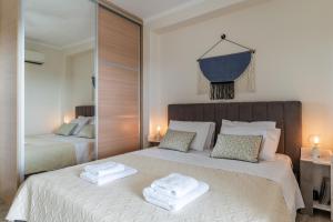 מיטה או מיטות בחדר ב-Fantastic sea view one-bedroom apartment - Lagonissi