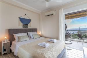 מיטה או מיטות בחדר ב-Fantastic sea view one-bedroom apartment - Lagonissi