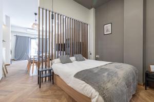 a bedroom with a large bed and a table at Apartamento Acogedor céntrico MJ in Valencia