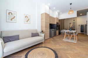 a living room with a couch and a table at Apartamento Acogedor céntrico MJ in Valencia