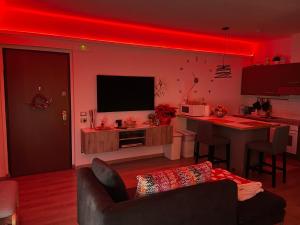 una sala de estar con una luz roja en el techo en Appartamento accogliente vicino stazione, en Desio