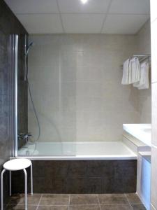 Koupelna v ubytování HYP'Hotel