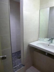 Koupelna v ubytování HYP'Hotel