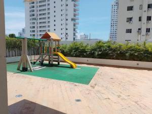 พื้นที่เล่นสำหรับเด็กของ Lindo apartamento con excelente vista Bahía