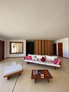 - un salon avec un canapé et une table basse dans l'établissement Vila KitePirosca, à Fortim