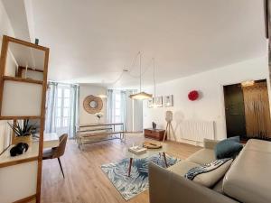 un soggiorno con un divano e un tavolo di Le TouCan - 100m Palais et Pont ad Avignone