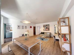 a living room with a table and a couch at Le TouCan - 100m Palais et Pont in Avignon