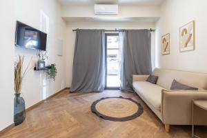a living room with a couch and a window at Apartamento Acogedor céntrico MJ in Valencia