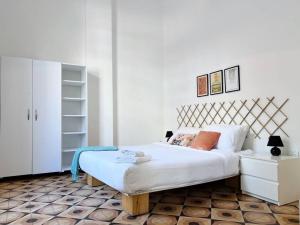 מיטה או מיטות בחדר ב-Vintage Apt 4BR Mar Mikhael